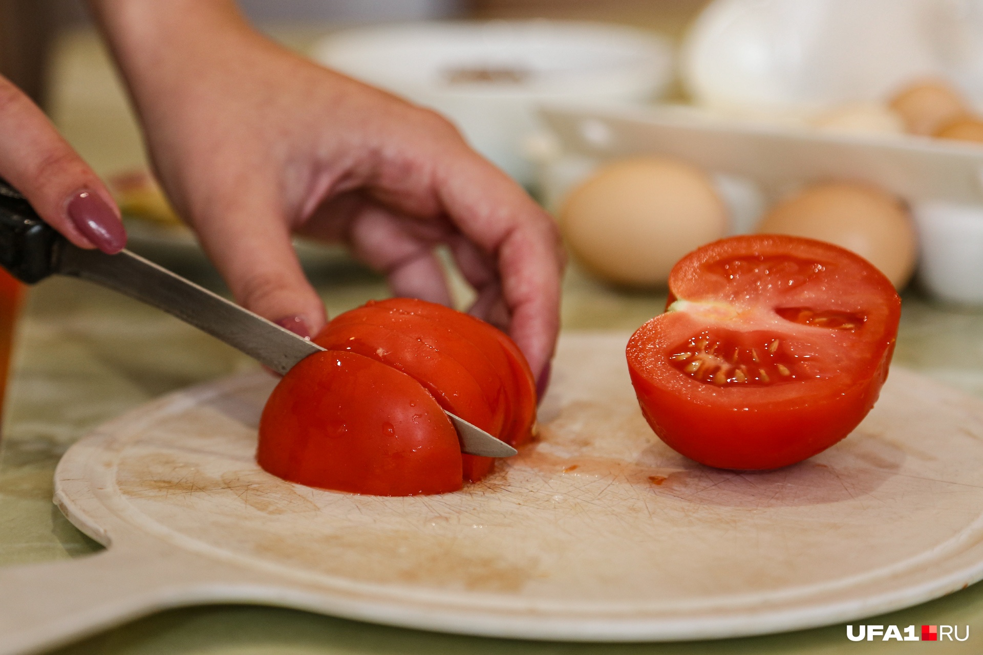 Долька помидорки придаст пикантность любому рецепту