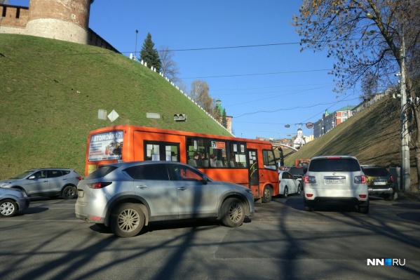 В пробке стоят как на личном, так и на общественном транспорте В пробке стоят как на личном, так и на общественном транспорте