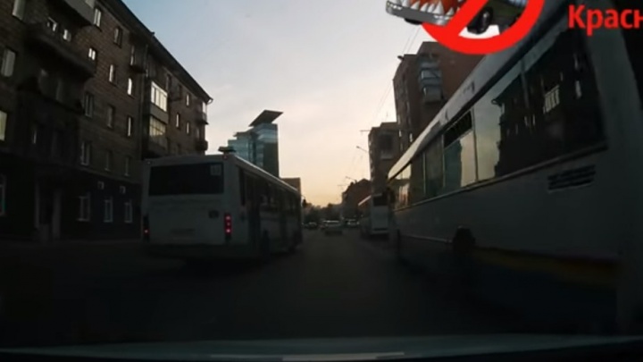 Водитель автобуса устроил игру в «шашечки» на Ленина