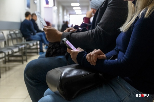 Зачастую, чтобы попасть на прием к доктору, самарцам приходится провести в очереди не один час Зачастую, чтобы попасть на прием к доктору, самарцам приходится провести в очереди не один час