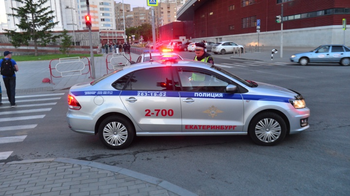 Ехал на красный, снёс киоск: в Екатеринбурге на видео попала погоня гаишников за лихачом на Nexia