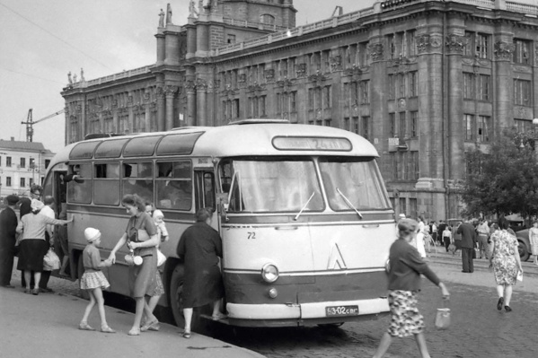 Площадь 1905 года. 1964 год. Фото Р. Катаева (ГАСО) Площадь 1905 года. 1964 год. Фото Р. Катаева (ГАСО) 