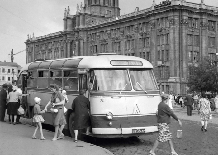 Площадь 1905 года. 1964 год. Фото Р. Катаева (ГАСО) Площадь 1905 года. 1964 год. Фото Р. Катаева (ГАСО)
