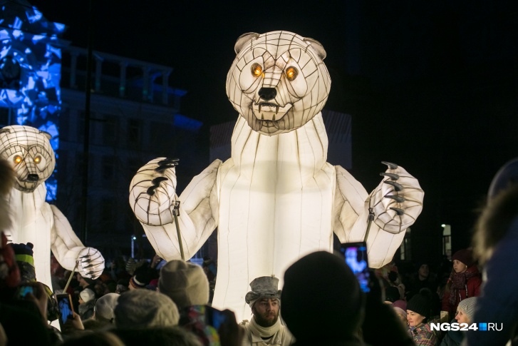 4-метровые белые медведи на проспекте Мира 8 марта