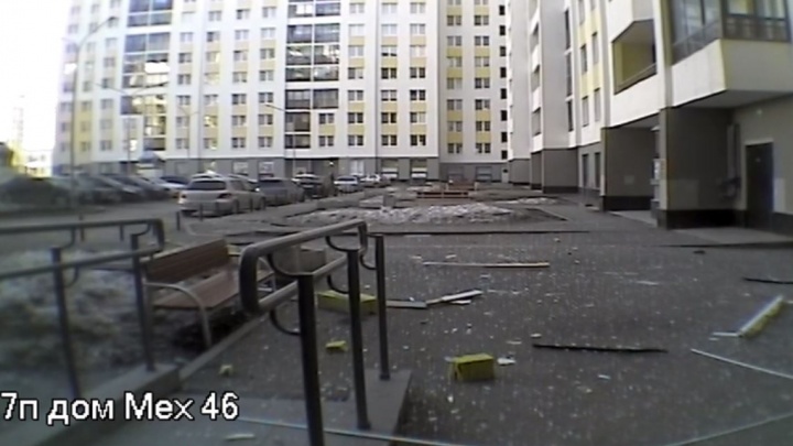 На землю повалились куски рамы: камера видеонаблюдения сняла момент взрыва в Академическом