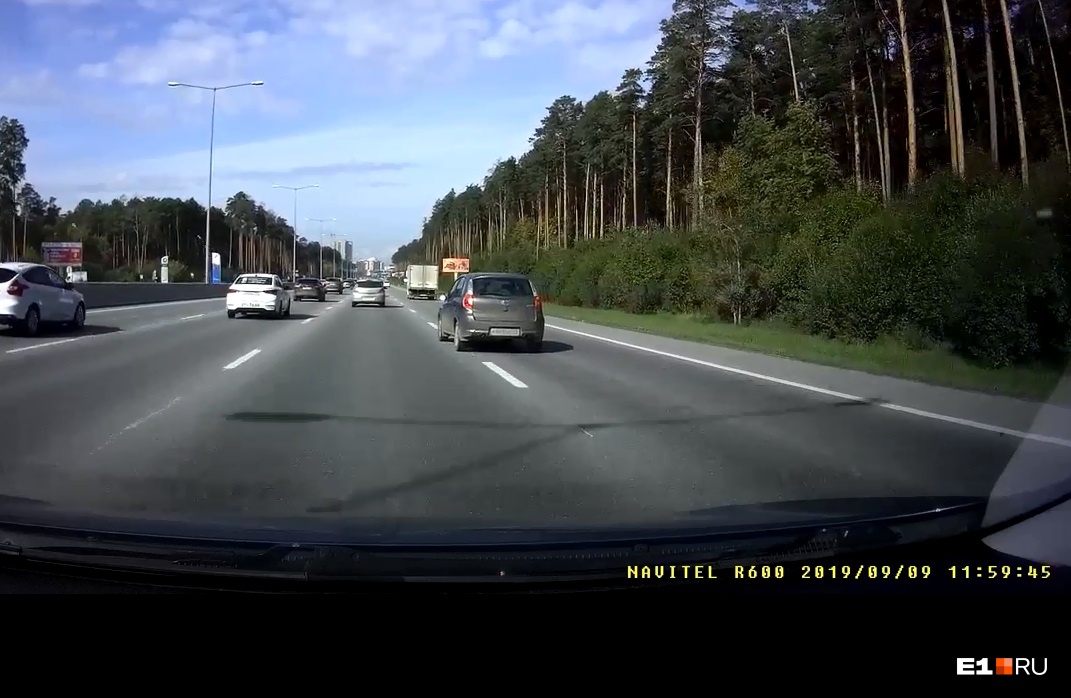 В момент, когда Datsun начал перестроение, полоса слева была свободна В момент, когда Datsun начал перестроение, полоса слева была свободна