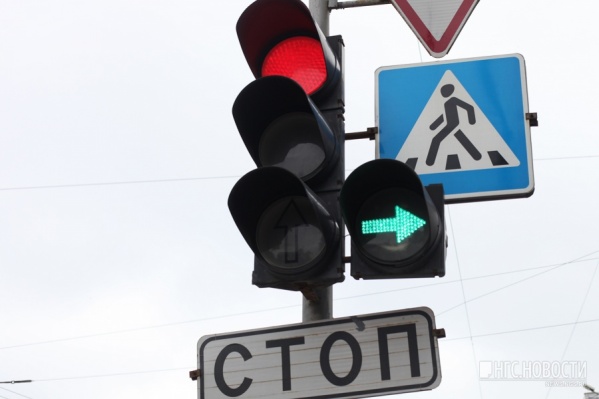 В час пик автомобилисты встают в пробку из-за сломанного светофора В час пик автомобилисты встают в пробку из-за сломанного светофора