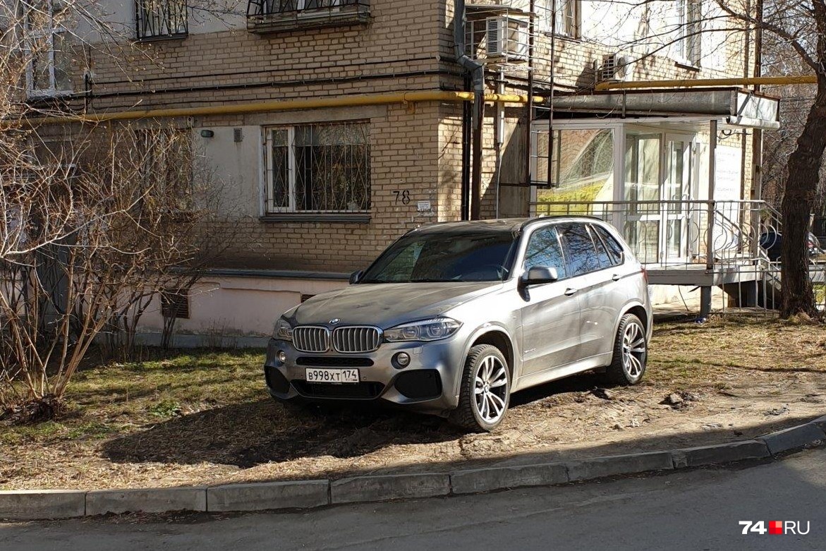 BMW X5 на газоне под окнами хрущёб