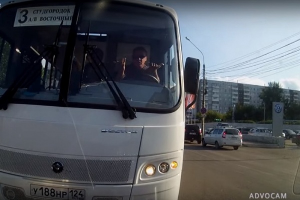 Ранее мужчину отправили на инструктаж по правилам перевозки пассажиров и дорожного движения, по которым в последующем его ожидает дополнительный экзамен Ранее мужчину отправили на инструктаж по правилам перевозки пассажиров и дорожного движения, по которым в последующем его ожидает дополнительный экзамен