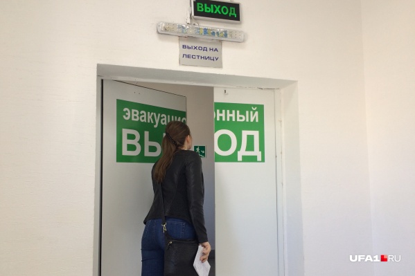 Люди покинули здание до приезда пожарных Люди покинули здание до приезда пожарных
