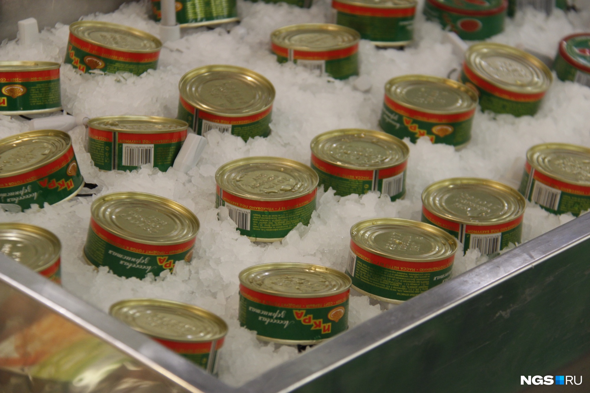 Чтобы лучше продать подорожавший продукт, торговцы выкладывают баночки на лёд, как охлажденную рыбу 