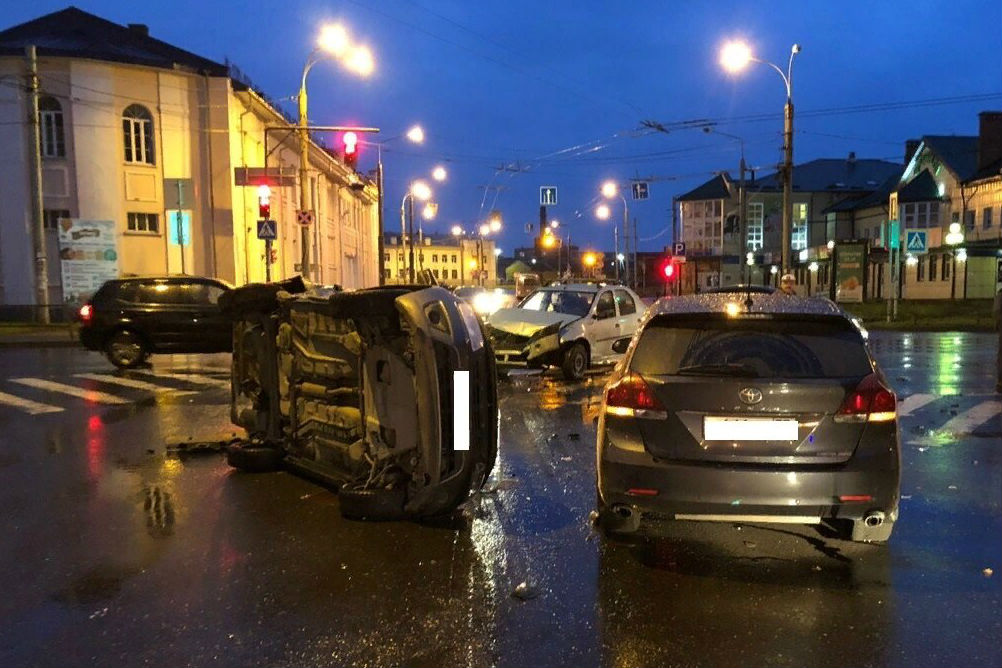 В центре Рыбинска столкнулись сразу три автомобиля: пострадал водитель