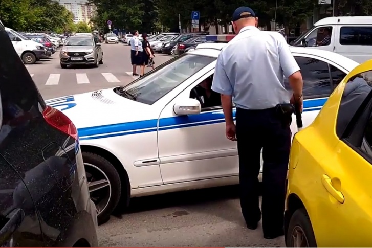 Автомобиль ДПС припарковался вторым рядом возле здания областной полиции Автомобиль ДПС припарковался вторым рядом возле здания областной полиции