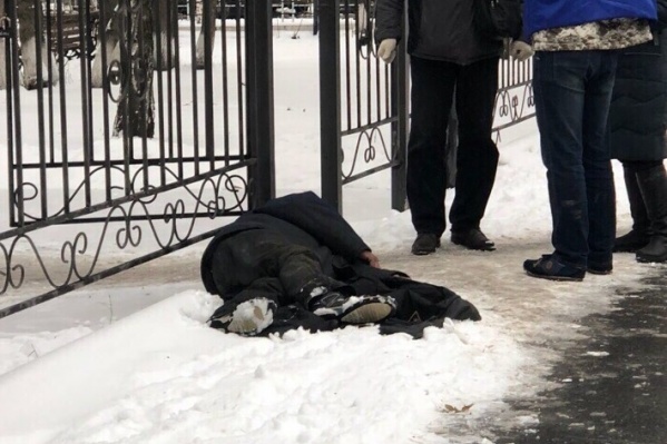 Мужчина потерял сознание и упал на землю около ворот поликлиники Мужчина потерял сознание и упал на землю около ворот поликлиники 