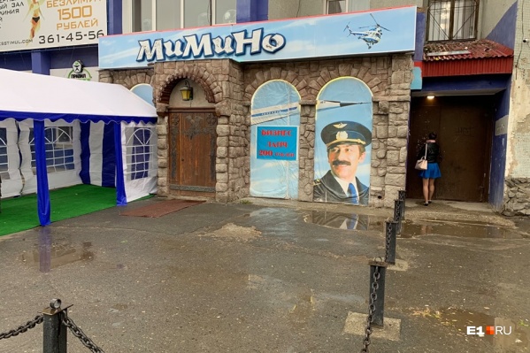Летняя веранда кафе находится в нескольких метрах от входа в подъезд Летняя веранда кафе находится в нескольких метрах от входа в подъезд