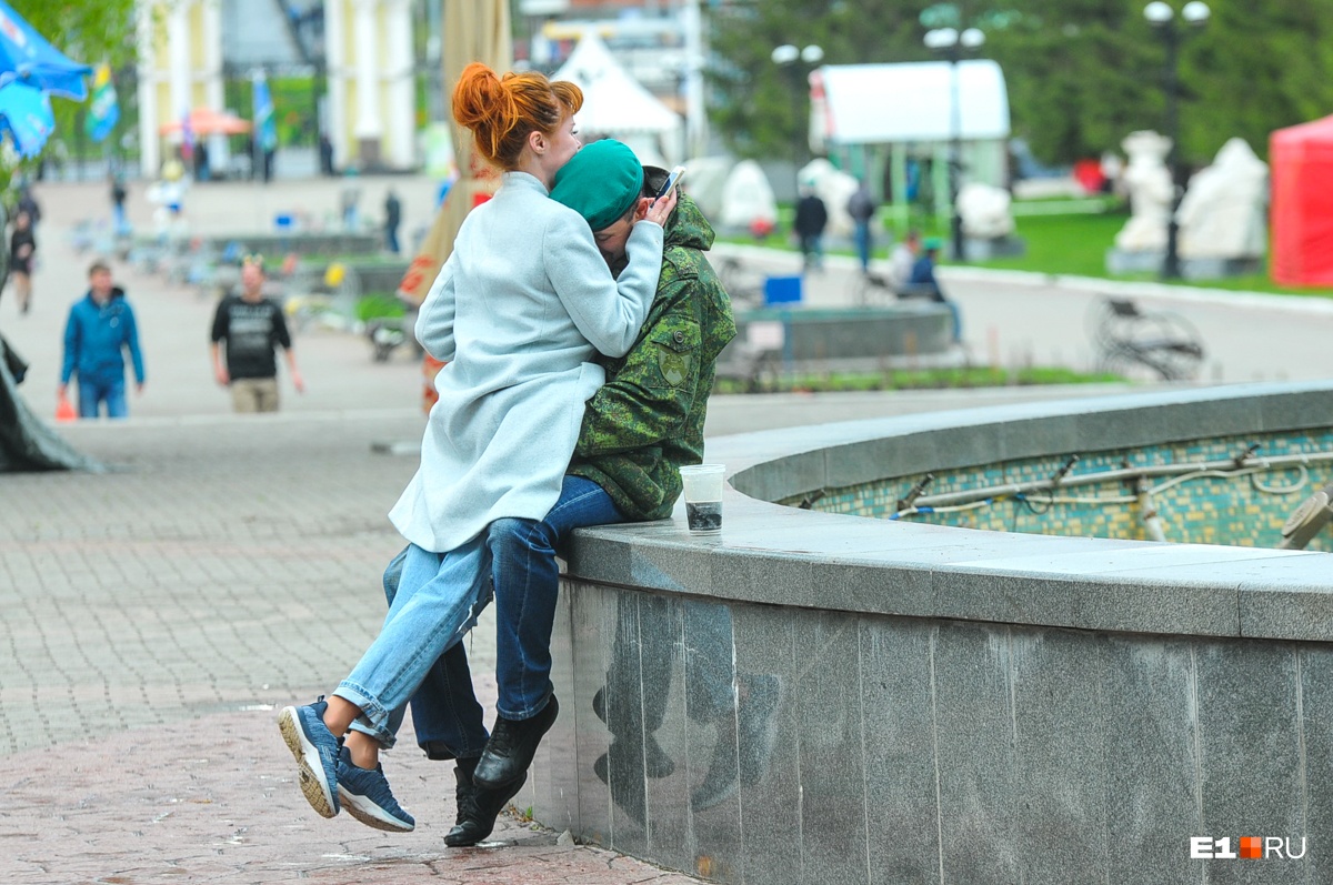 Слово гуляем красиво. Парк Маяковского Екатеринбург не переживай переживешь. Зелёный берёт женщине фото.