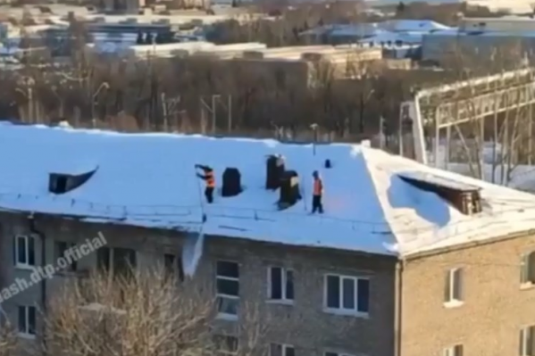 Рабочие в оранжевых жилетах орудовали лопатами с удлиненными черенками Рабочие в оранжевых жилетах орудовали лопатами с удлиненными черенками