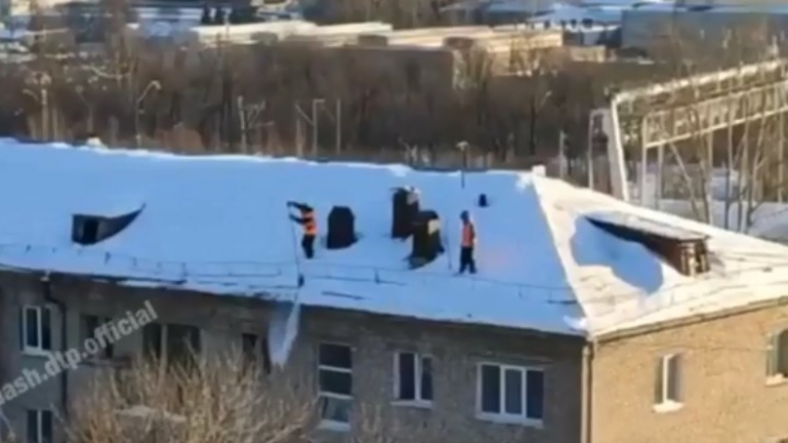 В Уфе сняли на видео, как мужчины чистят крышу от снега в опасных условиях