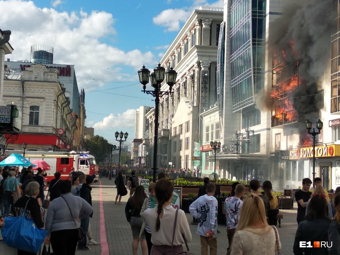 На Вайнера вспыхнул жилой дом. Это памятник архитектуры | 05.07.2019 |  Екатеринбург - БезФормата