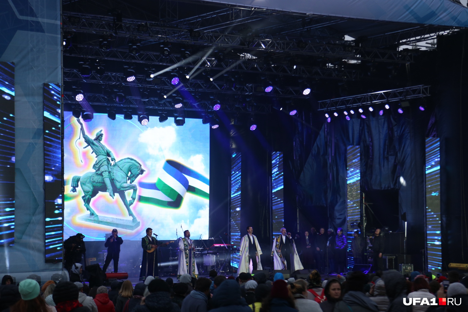 Концерт, самолеты и селфи на свежем воздухе: как Башкирию поздравили со 100-летним юбилеем