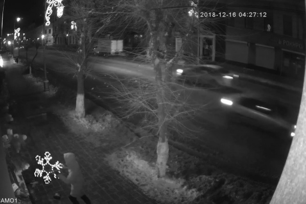 Неизвестный вор совершил преступление рано утром Неизвестный вор совершил преступление рано утром 