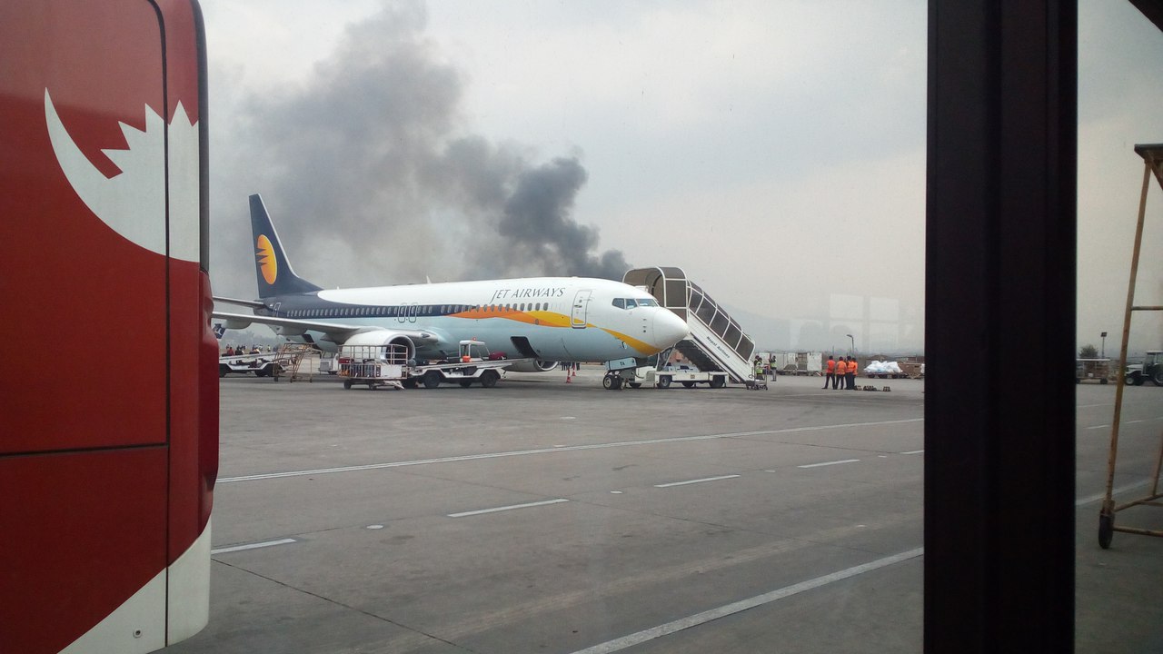 «В Катманду на полосе что-то горит. Может, самолёт — не видно. Со мной всё в порядке! Всем мир!» — написал в социальных сетях Андрей