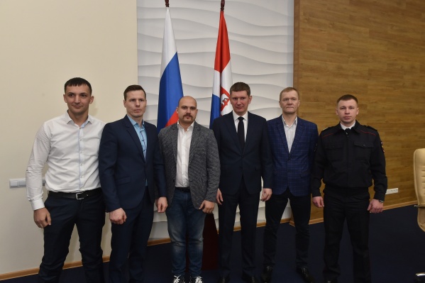 Награды получили пять пермяков. На фото — адвокат Сиражутдин Абдулгаджиев, спецназовец Олег Изгагин, хореограф Дмитрий Лиферов, губернатор Максим Решетников, инженер Юрий Попов и полицейский Алексей Ваганов Награды получили пять пермяков. На фото — адвокат Сиражутдин Абдулгаджиев, спецназовец Олег Изгагин, хореограф Дмитрий Лиферов, губернатор Максим Решетников, инженер Юрий Попов и полицейский Алексей Ваганов 