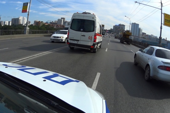Автоинспекторы утром сопровождали экипажи скорой помощи Автоинспекторы утром сопровождали экипажи скорой помощи