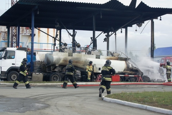 Во время возгорания бензовозы стояли на наливной эстакаде автозаправочного комплекса Во время возгорания бензовозы стояли на наливной эстакаде автозаправочного комплекса