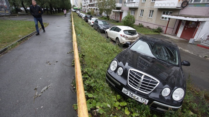 Я паркуюсь, как баран: «яжемать» убивает газон около детского сада в Челябинске