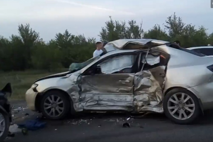 По всей видимости, Mazda занесло, удар пришёлся в бок По всей видимости, Mazda занесло, удар пришёлся в бок
