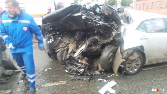 Страшные повреждения авто, двое погибших, а виновник до сих пор на свободе Страшные повреждения авто, двое погибших, а виновник до сих пор на свободе