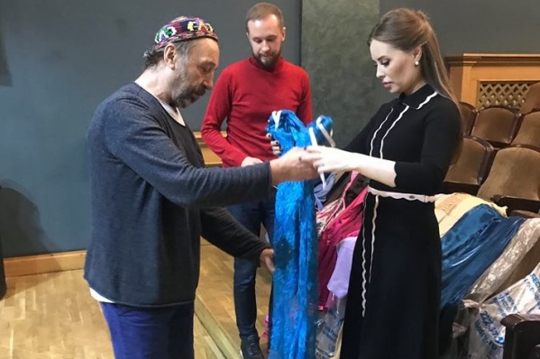 Юля лично вручила актерам каждое платье Юля лично вручила актерам каждое платье