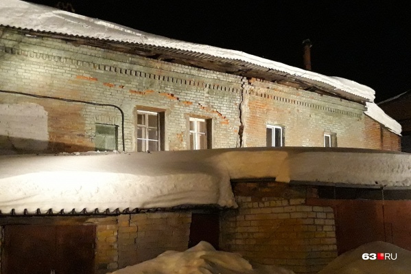 У дома треснула стена У дома треснула стена