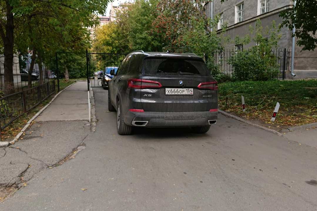«Я паркуюсь как чудак»: BMW 666 — закрою проезд, врачи скорой пешком добегут