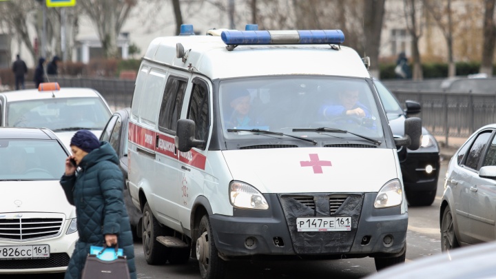 В Новочеркасске водитель легковушки сбил мужчину с ребенком