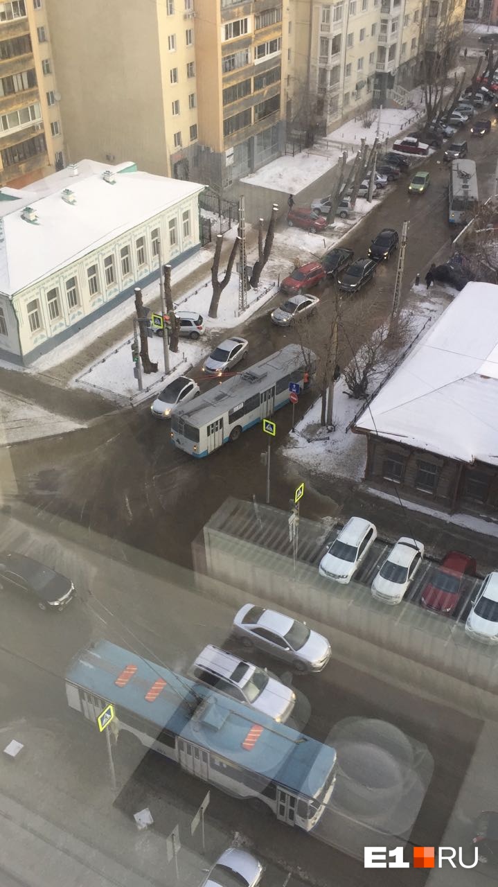 "Всё в тумане": в Екатеринбурге из-за прорывов труб затопило несколько улиц