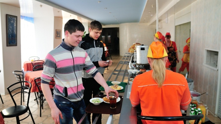В Екатеринбурге проверят котлеты и компот в студенческих столовых