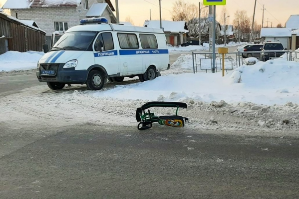 Дядя вез племянника на снегокате, они переходили дорогу по нерегулируемому пешеходному переходу Дядя вез племянника на снегокате, они переходили дорогу по нерегулируемому пешеходному переходу