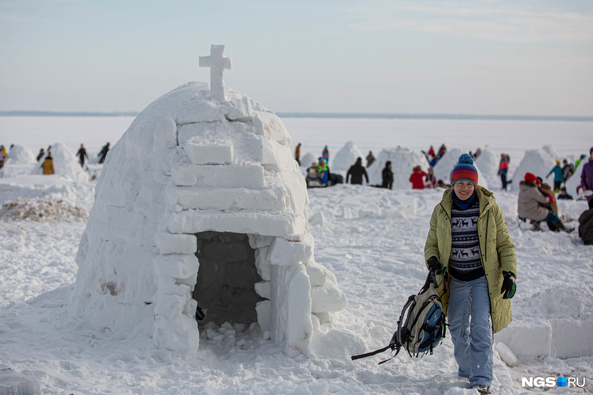 Вне конкурса на берегу построили снежную часовню — и это одна из самых внезапных построек этого фестиваля
