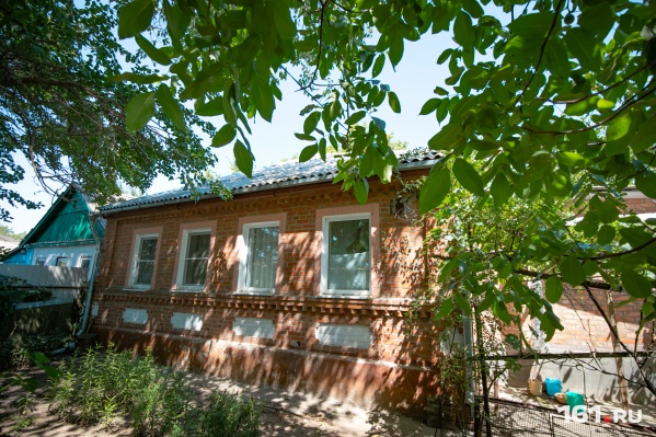 Старики прожили в этом доме много лет Старики прожили в этом доме много лет 