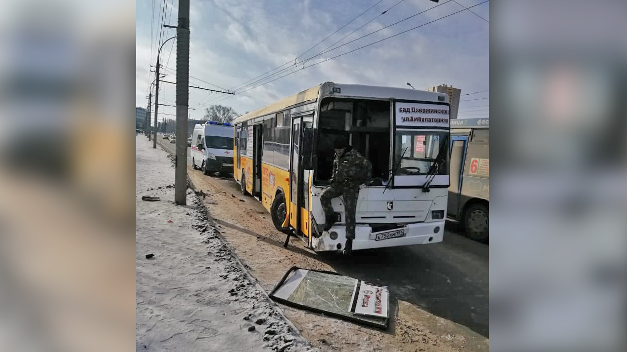 Остаться автобус. Автобус врезался в столб в Новосибирске. Автобус 6 Новосибирск. Автобус 1331 Новосибирск. В 8 троллейбусном парке автобус въехал в столб.