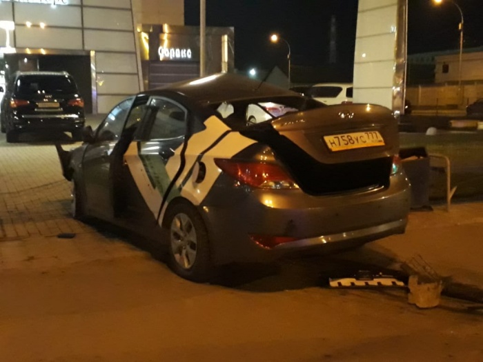 По словам очевидцев, «Делимобиль» пытался повернуть, в нем погибли парень и девушка По словам очевидцев, «Делимобиль» пытался повернуть, в нем погибли парень и девушка