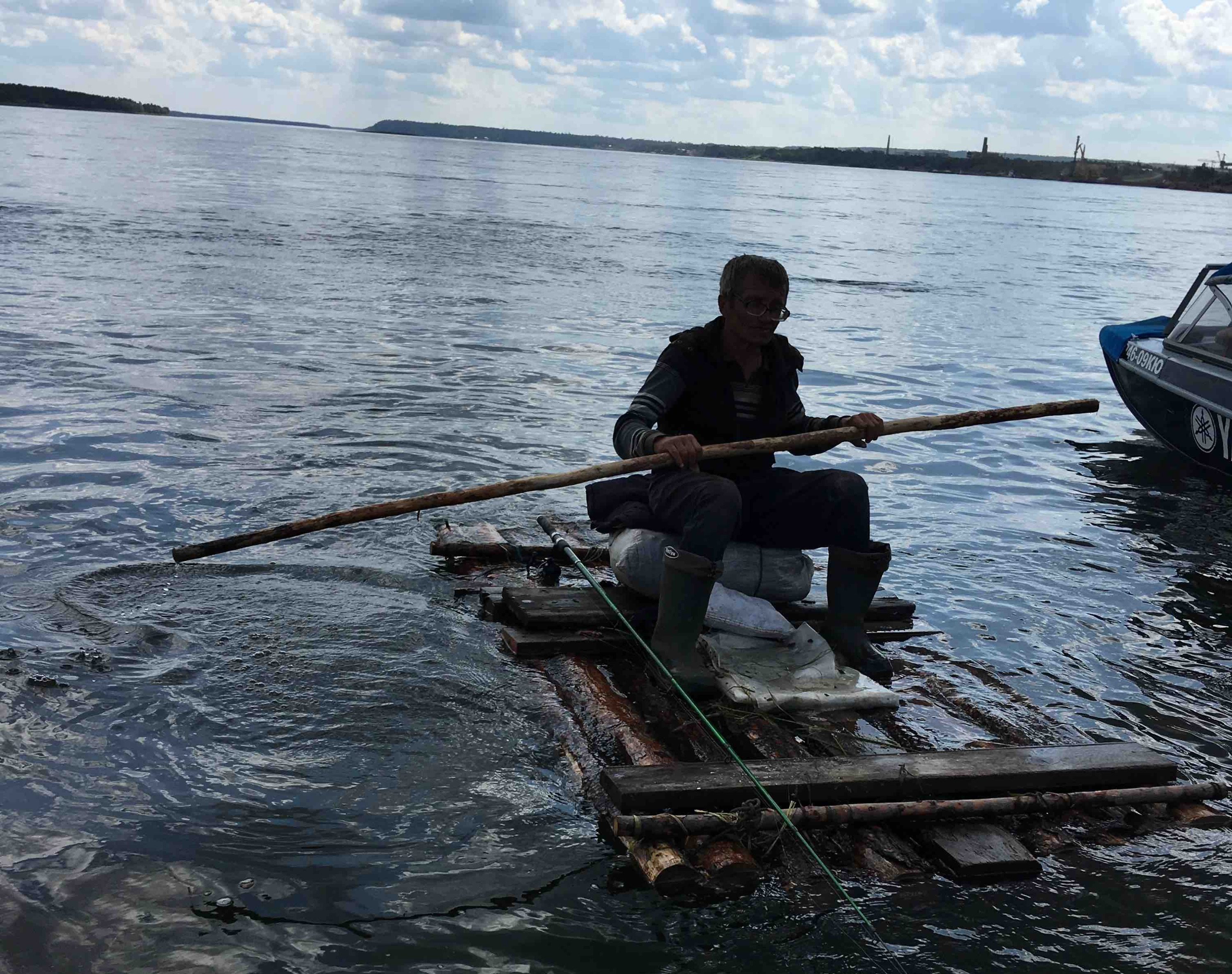 «Связал полешки бельевой веревкой»: спасатели вытащили из воды пожилого рыбака на самодельном плоту