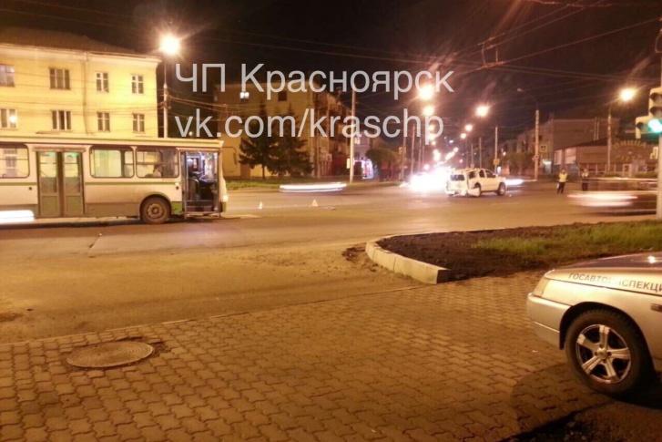 Авария произошла ночью на перекрестке ул. Партизана Железняка и Аэровокзальной Авария произошла ночью на перекрестке ул. Партизана Железняка и Аэровокзальной
