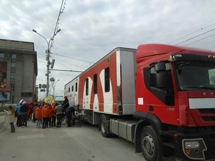 С утра к фуре Новосибирского центра крови уже выстроилась небольшая очередь С утра к фуре Новосибирского центра крови уже выстроилась небольшая очередь
