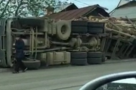 Фура лежит на боку Фура лежит на боку