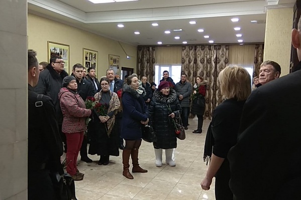 На церемонию прощания пришли больше 100 человек На церемонию прощания пришли больше 100 человек