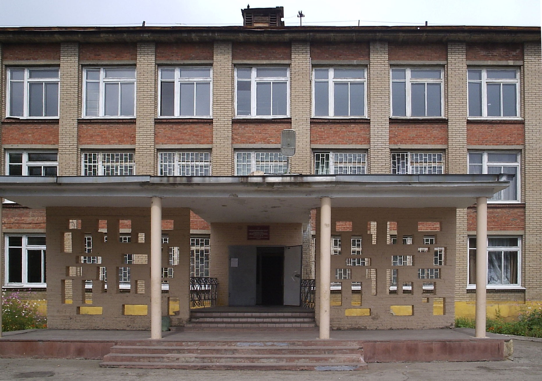 В школе Челябинска учитель умерла во время прослушивания стихов