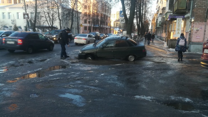 Двое толкали безуспешно: в Ярославле машина провалилась в яму изо льда